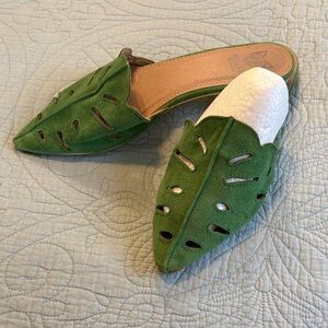 BEAST FASHION Green Leaf Cutout Mules